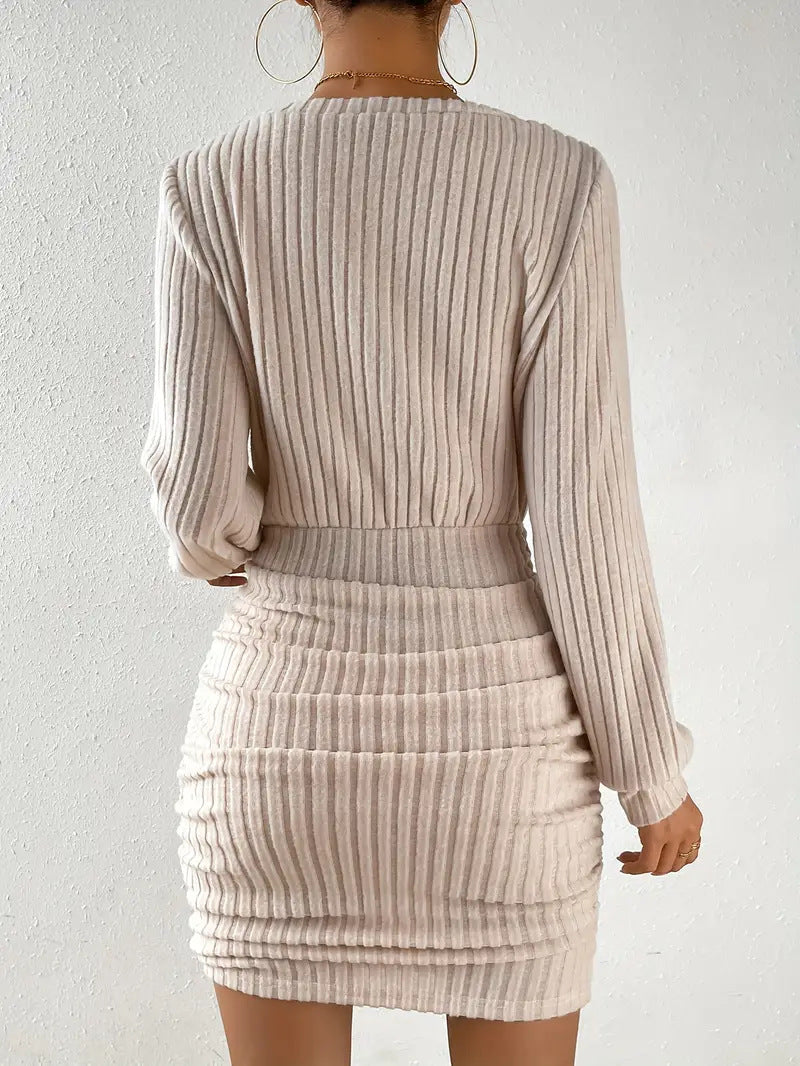 "Mini Sukienka Owijająca z Dekoltem w Serek"