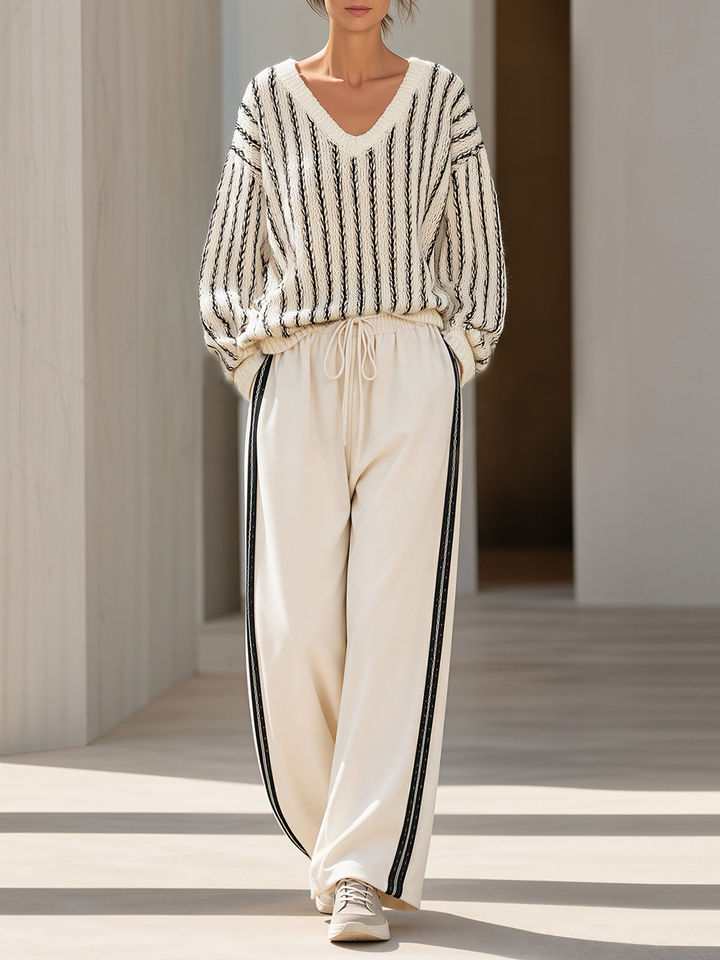Sweter w kolorze off-white z dekoltem w serek i szerokimi spodniami