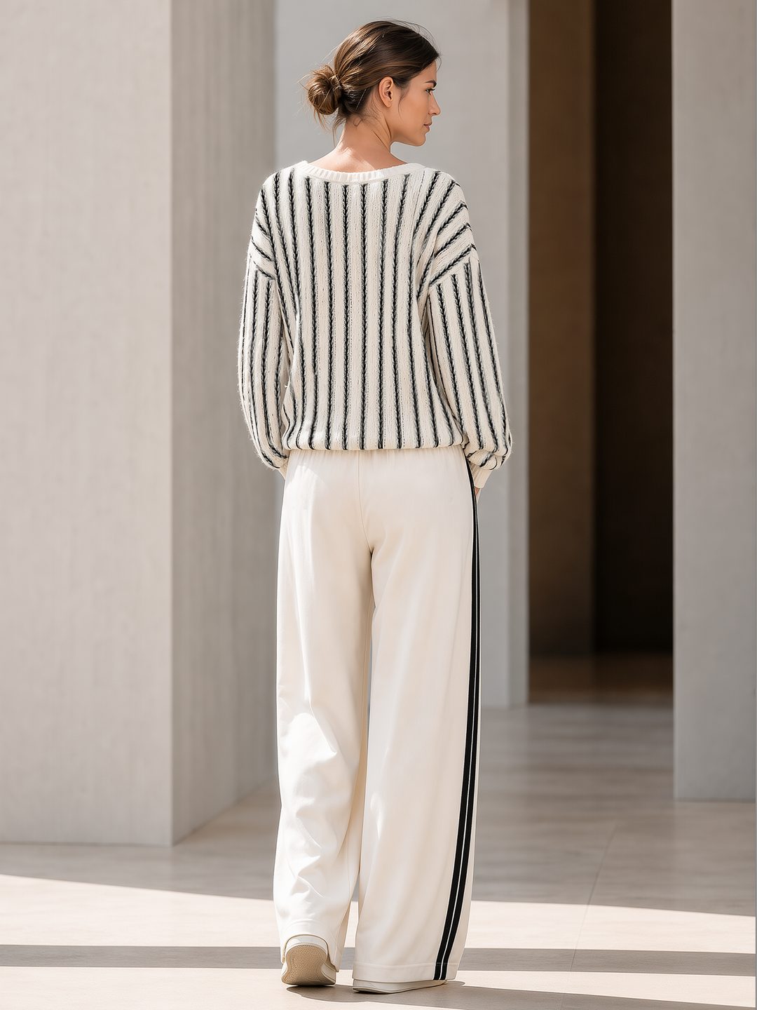 Sweter w kolorze off-white z dekoltem w serek i szerokimi spodniami