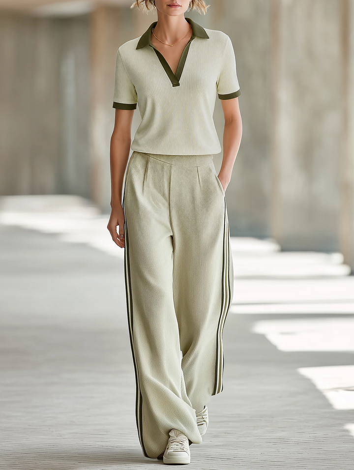 Jasnooliwkowy prążkowany krótki rękaw polo i szerokie spodnie z bocznymi paskami