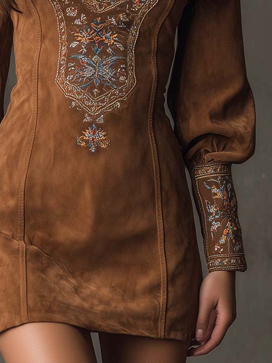 Izolda Vintage Brązowa Sukienka Mini z Zamszu z Haftem w Dekolcie w Serek